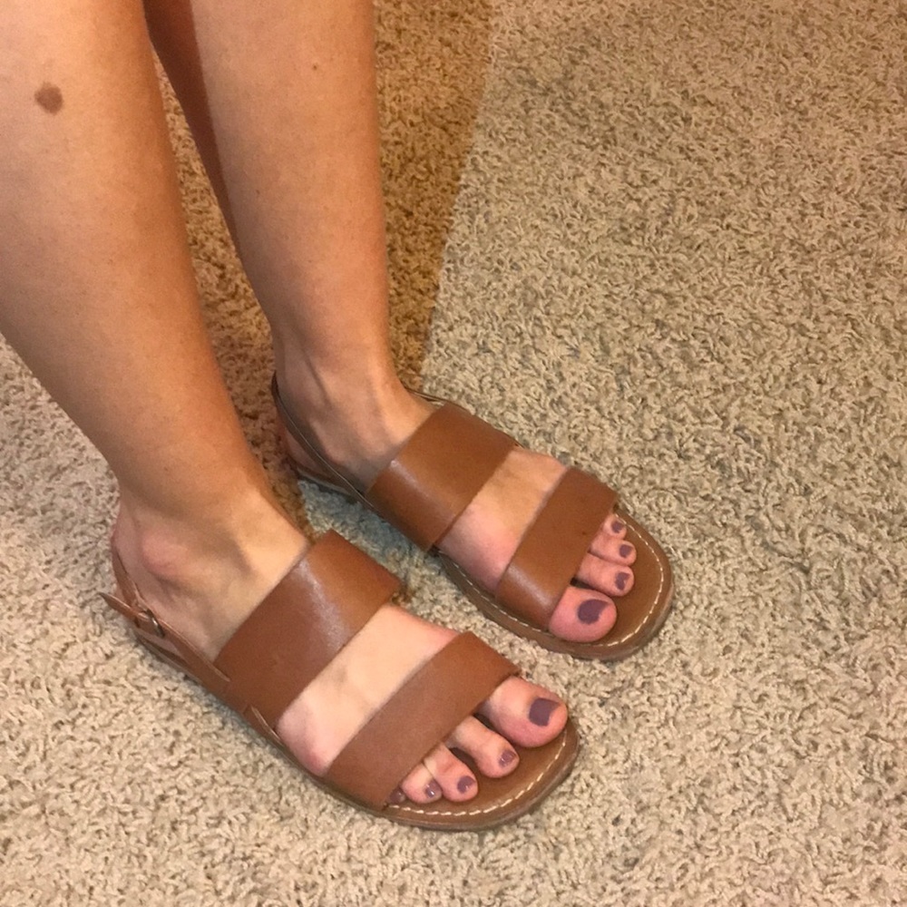 -on trend- brown leather sandals
